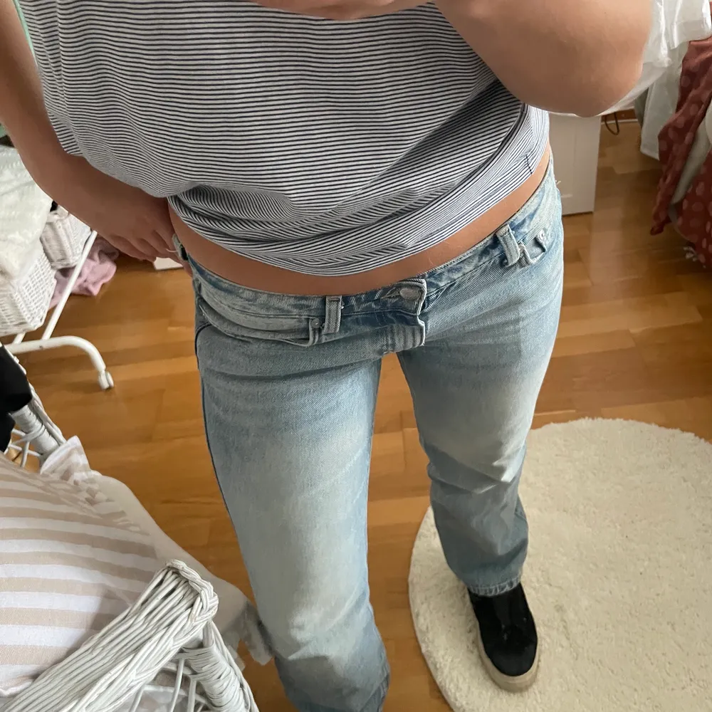 Helt nya lågmidjade jeans från weekday i modellen  arrow low. Kommer tyvärr inte till användning och jag hr enbart provat dem på. Därför säljer jag dom för 499kr med frakt inräknad i priset 😍💥💥👌🏼. Jeans & Byxor.