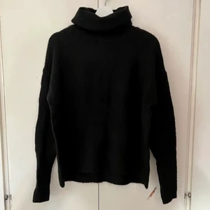 Polo tröja - Stickad svart. Ifrån ett märke som heter samsa. Fin och lagom lång på mig. Skriv vid frågor eller intresse