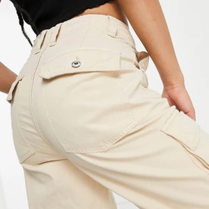 Cargopants Bershka Petite NYA - Helt nya cargopants från Bershka Petite i storlek 32, färgen sand. 