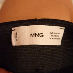 Mango byxor - Jätte sköna leggings från mango i storlek XS men passar barn 146?? Kanske väldigt liten i storleken men vid rätt storlek passar den skit bra och är väldigt bekväm. Köparen står för frakt och pris kan diskuteras.