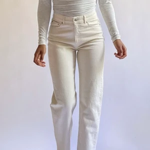 Djerf Avenue Jeans - Helt oanvända jeans i färgen cream från Djerf Avenue 💓 storlek 27, men aningen små i storleken.