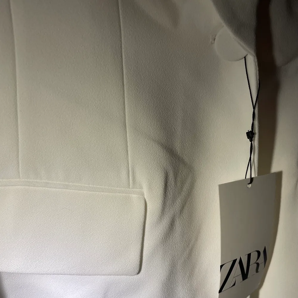 Vit oversized blazer från Zara med vadderade axlar, inköpt i våras. Aldrig använd, prislapp sitter kvar (inköpspris 859kr).  I storlek S.  Köpare står för frakt. Möter även gärna upp i Stockholm 💕. Kostymer.