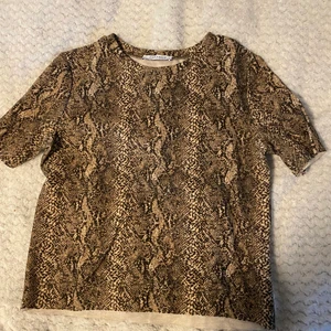 T-shirt med mönster  - Fin T-shirt som är unik. Älskade denna men jag har växt ur den. Lite ”hård” i materialet. ❤️