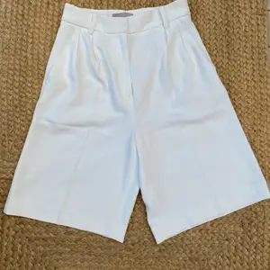 Vita dressade shorts från H&M med pressveck! Säljer för 100 kr. Köparen står för frakten!🥰