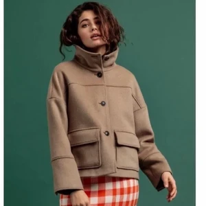 Jacka från Gant  - Kort lite boxig jacka från GANT. Matieralet är en blandning av ull, Kashmir och polyester! Säljer för 300 eller bud! Köparen står för frakt❤️