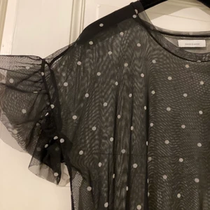 Maxi-klänning från Samsoe - Svart prickig transparent maxiklänning från Samsoe.  Inköpt på Samsoe i Oslo 2018. Nypris 799 NOK.  Nyskick.  Aldrig använd, endast tvättad efter köp.  Stl L men passar nog M-XL eftersom tyget faller efter kroppen och modellen är en typ av oversize. 