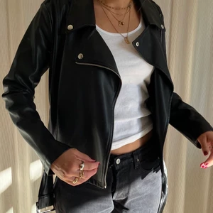 Skinnjacka  - Finaste skinnjackan till hösten :)) (Veganskt läder) 