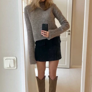 Stickat tröja - Jätte snygg stickad tröja. Tröjan är som i nyskick, knappt använd. Köpte för 500kr. Buda ifrån 250kr och måste vara 20kr mellan varje bud. Är i storlek S. Bilderna är lånade, kom privat för egna bilder! ❤️‍🔥Köp direkt för 700kr.