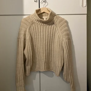 Stickad kofta med krage storlek M - Beige stickad kofta med liten krage i storlek M det 