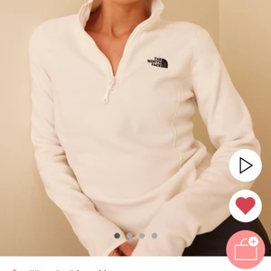 Vit tröja  - Säljer en super snygg helt ny the north face half zip tröja som jag ALDRIG använt! Köptes för 649kr!! Fråga gärna för mer bilder och kom me förslag med priset❤️