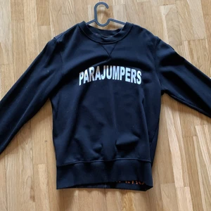 Parajumpers Fleece (sweatshirt) - Helt oanvänd Parajumpers fleece, gammal present!  Köpt på Jhonells   Stl S   550 är startpriset!  Många som hör av sig så bästa bud vinner😁
