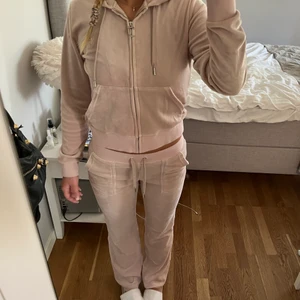 Juicy Couture sett - Juicy Couture sett i den snyggaste ”smuts” rosa färgen. Använd max 3 gånger så nyskick. Köpt på NK. Byxorna är i xs och tröjan i S