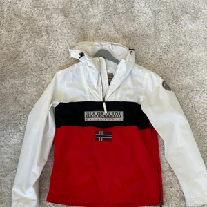 Vindjacka - En napapjiri jacka som jag köpt för kanske 3 år sen. Eftersom jackan är delvis vit så är det några fläckar lite här o där men de går att slänga in jackan i tvätten. Nypris -:3000kr  Mitt pris -:1000kr Kan tänka mig att gå ner i pris vid snabb affär😁