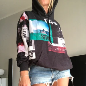 Oversized - Mörkgrå hoodie med olika tryck. Köpare står för frakt❤️