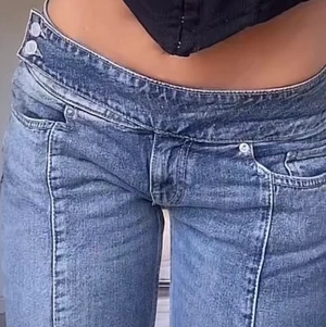 Jeans  - Säljer lågmidjade jeans, använd ett fåtal gånger. Storlek 25x34 passar som XXS/XS.  Färg: Marinblå/grå.