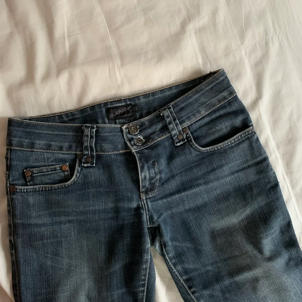Snygga lågmidjade jeans från blend med kedjor på bakfickorna. Använda men i ok skick. Säljer vid bra pris . Jeans & Byxor.