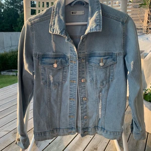 Ljus jeansjacka  - Jättefin oanvänd ljus jeansjacka med slitningar. 120 kr + 66 kr spårbar frakt 💙 Skriv gärna för fler bilder!!