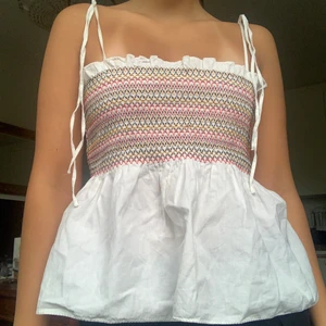 Söt topp - Supersöt topp som man knyter på axlarna går att använda som kjol också 