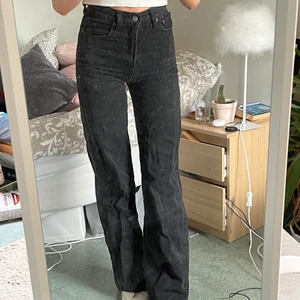 Svarta Levis Ribcage storlek 24 - Svarta Levis Ribcage i modell wide leg, storlek w24❤️