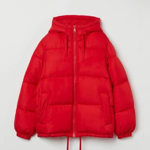 Röd viterjacka  - Hej, nu säljer jag min fina jacka från H&M❤️. Köpte den i vintras och har använt den fåtal gånger. Känner att jackan inte  längre är min stil❤️  Storleken är M. Köparen står för frakten❗️frakten ligger runt 80kr 