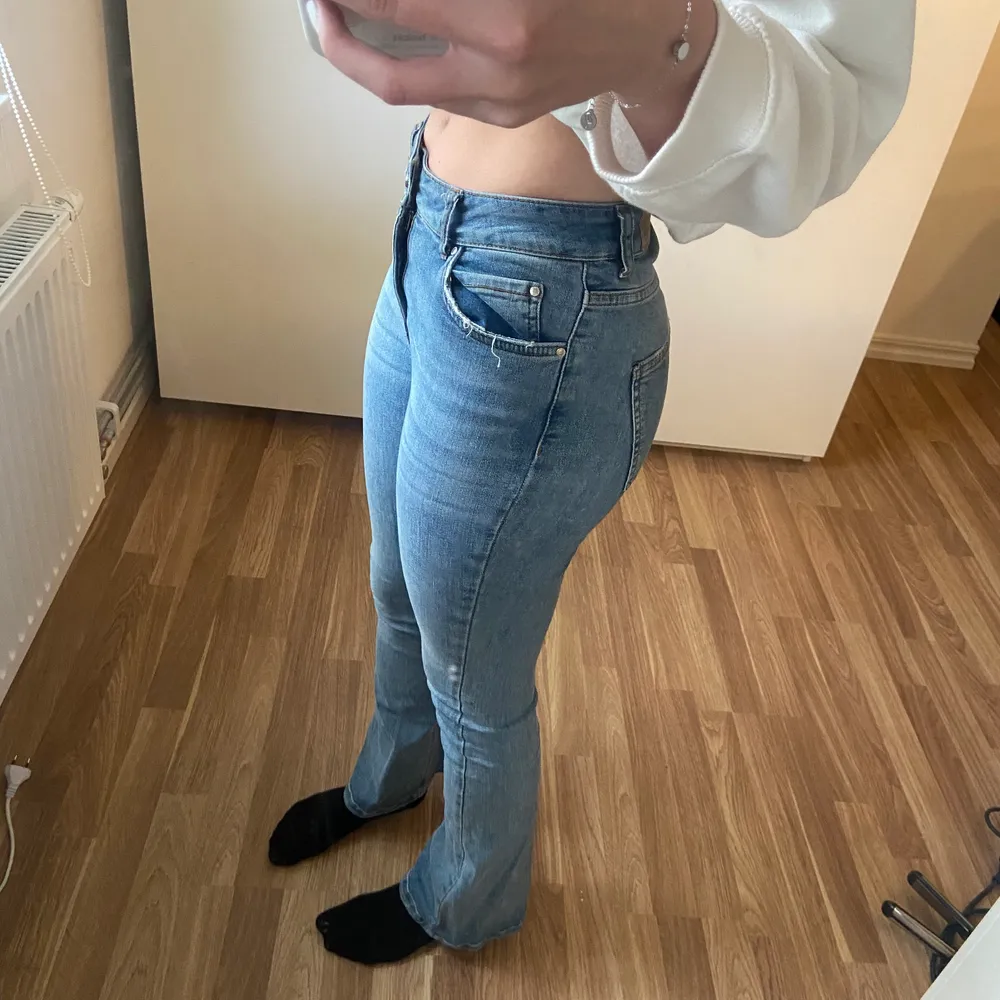 Ett par blåa midwaist bootcut jeans med slitningar vid fickor från Gina i storlek S. Är i använt men bra skick⚡️köparen står för frakten!. Jeans & Byxor.