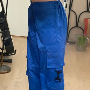 Cargo - Snygga byxor, str S passar även M. Säljer pga att de inte har kommit till användning. Ny skick, inga fläckar eller hål. Skriv om ni har frågor eller vill ha mer bilder, priset kan diskuteras💕 (kan posta) (de är resår där bak så det går att stretcha ut de)