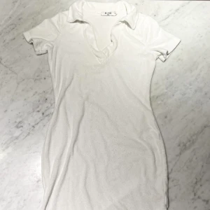 Vit klänning från NA-KD - Vit klänning från NA-KD. Lite noppig mitt på klänningen (se bild 2). 