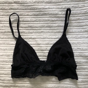 Svart Spetstopp  - TRYCK INTE PÅ KÖP NU- knappen.  Svart spetstopp använd men i fint skick. Strlk 34. Köp en av mina annonser och få denna på köpet. Eller betala 50kr. 