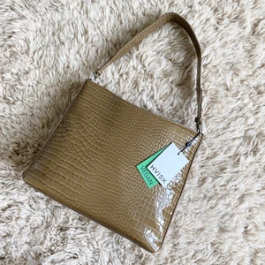 Väska från HVISK. Helt ny! - Väska i veganskt läder från danska märket HVISK som aldrig kommit till användning. Helt ny med prislappen kvar! Modellen heter Amble trace olive och säljs på HVISK hemsida för 53€