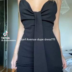 Säljer denna fina klänningen från zara som aldrig är använda. Bilderna är lånade, skriv för mer bilder ❤️