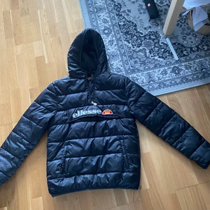 Ellesse Jacka - Ellesse jacka använd fåtal gånger. Storlek S