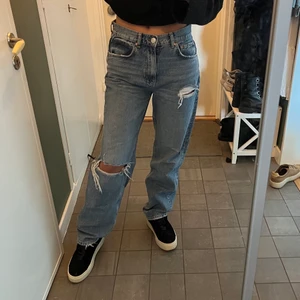 Jeans  - ⚠️Klicka inte på köp direkt⚠️ Skitsnygga raka jeans med slitningar från Gina tricot. Säljer då de blivit förstora för mig. Storlek 38, använda typ två tre gånger 🌸
