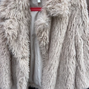 Fuskpäls jacka  - Fuskpäls jacka från HM. Bra skick. Väldigt skön. Nypris 549 kr. 