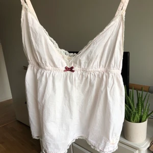 Odd Molly linne - Superfint linne från Odd Molly💗🤍 En defekt vid spetsen längst ner (sista bilden) annars bra skick. Storlek 1 vilket motsvarar S ungefär.