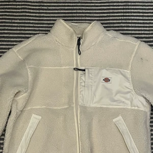 Dickies Kofta - Säljer min otroligt fina dickies kofta då den inte kommer till användning. Den är jätteskön och perfekt till hösten ! Den är köpt på Junkyard och nästan oanvänd.