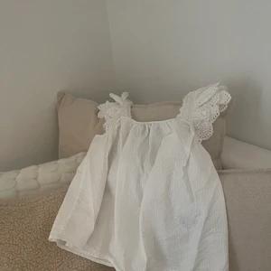 Vitt linne  - Säljer detta vita linnet med små detaljer i axlarna. Har ändast använt den en gång då den är för stor för mig. Den är precis som nu och jätte skön 😍