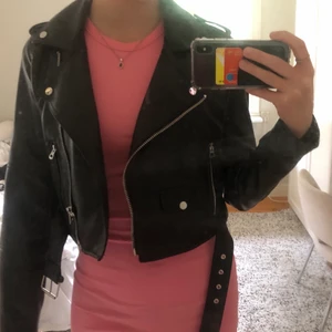 skinnjacka - skinnjacka från pull&bear, säljs då den inte kommer till användning, strlk S😚😚