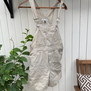 Hängselshorts - Jättecoola vintage hängselshorts/dungarees som tyvärr blivit lite för små för mig. Säljer för 200 kr eller bud, köparen står för frakten!🥰