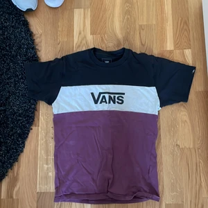 Cool fler färgad Vans tröja  - Ganska bra skick på tröjan, den är använd men inte super sliten. Storleken är small. 