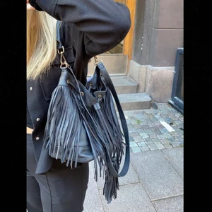 väska  - Jätte fin väska i bra skick. 🤍 Tyvärr kommer sen sällan till användning.  Köparen står för frakt🤍 