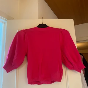 rosa tröja - rosa tröja med ballong ärmar, köpt från ginatricot förra året tror jag. den har tjockt material & är lite ljusare än på bilden. den är verkligen så fin men tyvärr inte alls min stil. 