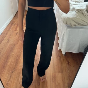 Kostymbyxor  - Använda men i bra skick. Sista bilden visar att de är lite smutsiga då de är många på mig, går att tvätta bort.  Köparen står för frakten 