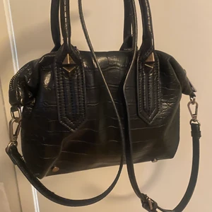 Zara väska  - Nu säljer jag min zara väska, jag köpte den här på plick men den kommer tyvärr inte till användning längre❤️ Köparen står för frakten❗️