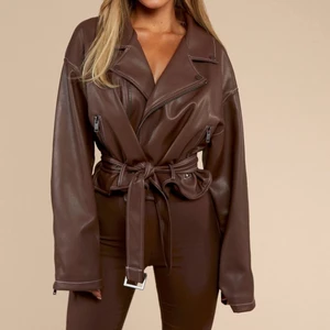 Nelly jacka x bianca - Fakeskinn jacka från Bianca Ingrossos kollektion med Nelly! Helt slutsåld går ej att få tag på längre! Aldrig använd så helt i nyskick OBS första bilden är lånad, de två andra är mina egna