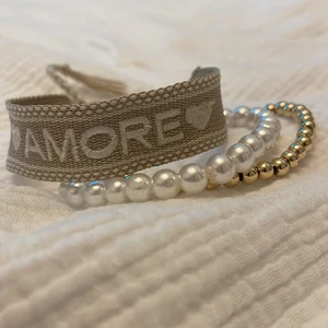 Armband - Säljer dessa tre armband om man bara vill köpa ett kan man skriva det så skriver jag vad just det kostar. Obs frakten beror på vad paketet väger!!