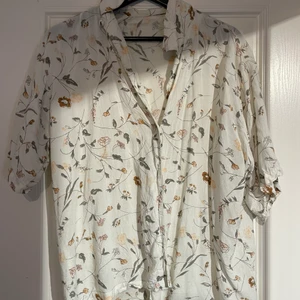 Blommig grön skjorta  - Fin ljusgrön mjuk skjorta med blommor, köpt second hand Har en brun fläck på höger sida som var när jag köpte den, kan skicka närmare bild  Passar S som M men lappen är borta Frakt ingår i priset inkluderad i priset!