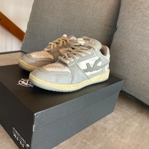 Nike dunks/ lost boys - Hej jag säljer ett paket där man får lostboys skor limited edition använda 1 gång nypris 2300kr och ett par sjysta Nike dunk pandas använda lite mer nypris 2000kr.Båda skorna är i bra skick och man får med låda till skorna kvitto osv.Priset kan diskuteras