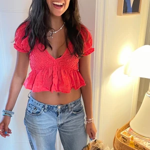 Superfin röd topp❤️❤️ - Passar till allt!  Bra skick och kommer Urban Oufitters❤️‍🔥❤️‍🔥 Storlek S