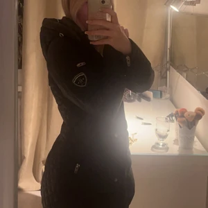 Rockandblue jacka storlek 32 - Jackan är köpt 2021 men bara använd några gånger, den är i nyskick och inget fel på den alls. Den är storlek 32 men jag är igentligen 34 och den passar bra på mig jag köpte den ny 2021 för 2000kr.