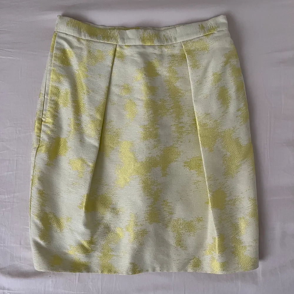 Midjehög Tiger of sweden kjol i storlek 32, vit och limegrön, två dolda fickor i sidorna. Använd 2 gånger, som ny!✨. Kjolar.